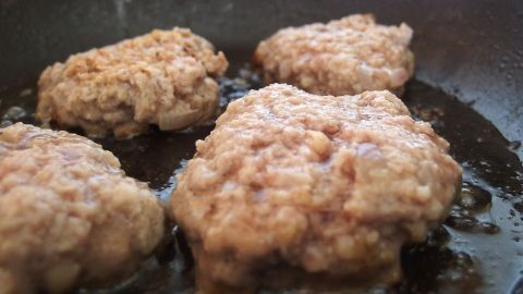 Kochgerüche in der Küche wirst du wirkungsvoll los, indem du einen Top mit Wasser und einem Schuss Essig auf den Herd stellst. Aufkochen, ziehen lassen und der Dampf sorgt für den Rest.