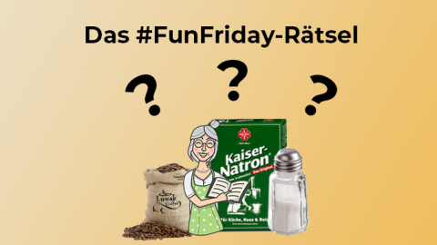 Eine ältere Frau mit einem Rezept in der Hand steht neben einer Salzstreuer, einer Packung Natron und einer Kaffeetüte.