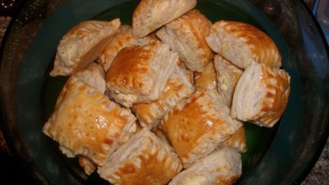 Blätterteig-Fingerfood liegt appetitlich in einer Schüssel, frisch gebacken und goldbraun, bereit zum Genießen.