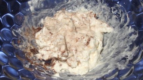 Schlagsahne aufpeppen und verfeinern mit Cappuccino- oder Kakaopulver. Ein dicker, cremiger Sahne-Stapel wird in einer blauen Schüssel intensiv verrührt, um die Sahne zu verfeinern.