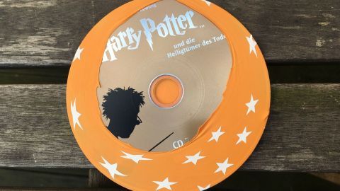 Damit eine CD eingepackt werden kann, wird der Luftballon erst einmal vollständig aufgeblasen. Das ist notwendig, denn der runde Teil wird über die CD gestülpt und muss vorher gut gedehnt sein.