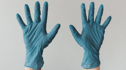 Neben Mundschutz gehören sie momentan zur Grundausstattung, wenn die Menschen einkaufen gehen. Wie nützlich und notwendig sind Einmalhandschuhe aber gegen eine Infektion mit dem Coronavirus? 