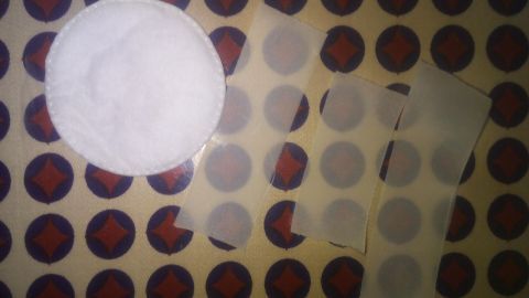Ein selbst gemachtes Hühneraugen-Pflaster liegt auf einem gemusterten Tisch, um das Hühnerauge zu behandeln.