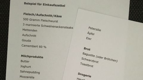 Einkaufszettel mit verschiedenen Kategorien wie Fleisch, Obst und Getränke, dient zur Planung in Corona-Zeiten.