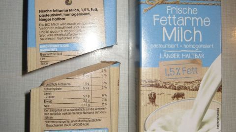 Ein Tetra Pak steht auf einem Tisch und dient als Sammelbox für "Goldstücke" vom Hund, während es geöffnet ist.