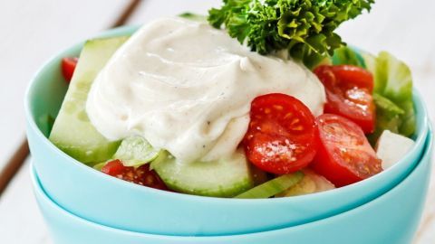 Einfaches Salatdressing mit Creme fraiche