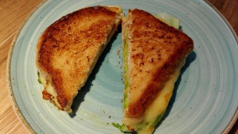 Herzhaft gebratenes Sandwich aus der Pfanne