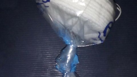 Ein Beutel mit Kosmetik-Pads ist zu sehen, er hängt leicht schräg und wirkt ein wenig zerknittert.