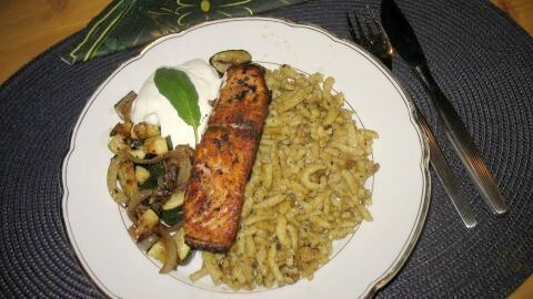Knuspriges Lachsfilet trifft Zucchinigemüse und würzige Eierspätzle – ein harmonisches Gericht für den besonderen Genussmoment.