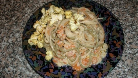 Tricolore Spaghetti mit Karotten, Sahne, Käsesoße & Thai-Curry Popcorn