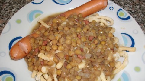 Schwäbische Linsen mit Spätzle und Saitenwürstchen