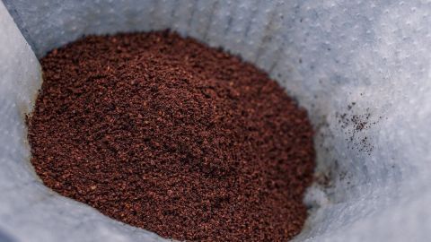 Gemahlener Kaffee liegt in einer Filtertüte und absorbiert schlechte Gerüche im Auto, während er in einer Küche steht.
