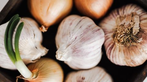 Knoblauch- oder Zwiebelgeruch an den Händen in Sekunden neutralisieren