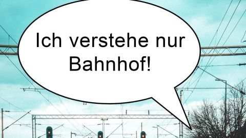 Auf einer Gleisstrecke der Bahn ist der Spruch „Ich verstehe nur Bahnhof!“ in einer Sprechblase zu sehen.