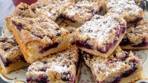 Beerenkuchen mit weißer Schokolade vom Blech