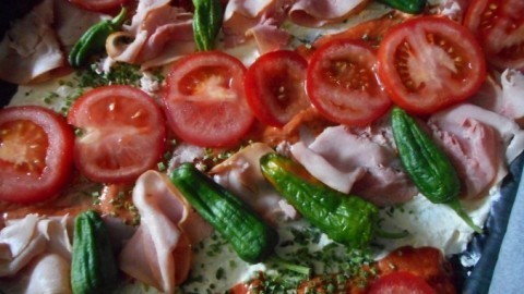 Spanische Pizza: Coca con verduras, jamon y queso