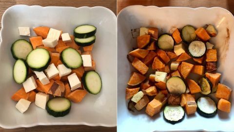 Eine Schale mit ungarisch geschnittenen Süßkartoffeln und Hirtenkäse, bereit zum Backen in einer warmen Küche.