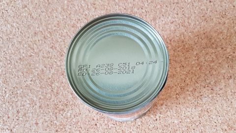 Eine geschlossene Dose steht auf einer Tischoberfläche, die die Dosentomaten schützt. Die Oberseite ist unbeschriftet.