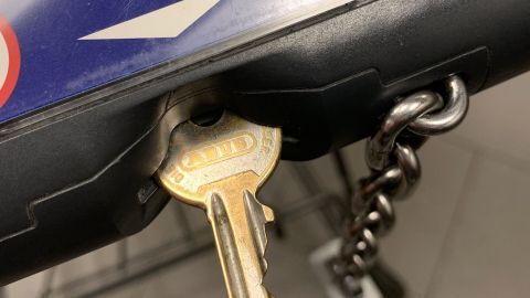 Ein Einkaufswagen mit einer Schlüsselöffnung steht bereit, während eine Münze sichtbar darauf abgebildet ist.