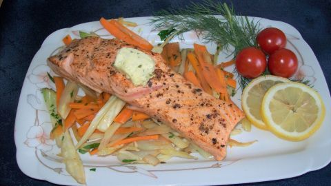 Lachs auf Fenchel-Möhren-Gemüse