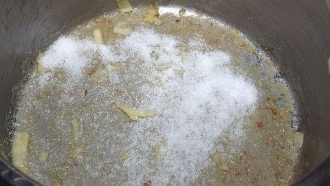 Wusstest Du, dass Salz eine effektive Methode ist, um angebranntes Essen zu entfernen? Die Methode zeigt, wie du mit Salz und Wasser hartnäckige Rückstände in Töpfen leicht lösen kannst. Tipps findest du im Artikel. Salz wird auf angebranntes Essen in einem Topf gestreut, um den Schmutz zu entfernen und die Reinigung zu erleichtern.