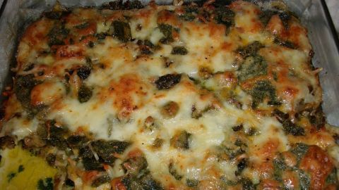 Ein Auflauf aus Rosenkohl, Lyoner und Spinat, überbacken mit geschmolzenem Käse, frisch aus dem Ofen.