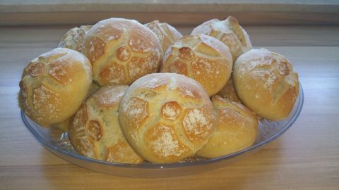 Schmackhafte Buttermilch-Brötchen mit zarter Kruste liegen auf einem Teller und strahlen frisch gebacken aus der Küche.