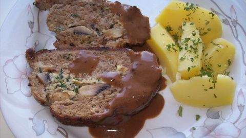 Falscher Hase gefüllt mit Kräutern, Champignons und Ei