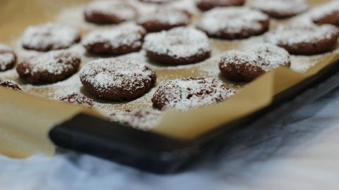 Sie sehen schön aus, schmecken überragend und kommen ganz ohne tierische Produkte aus: Snow Caps dürfen dieses Jahr auf dem Plätzchenteller nicht fehlen! 