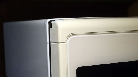 Ein Kühlschrank mit kleinen Lackschäden an der Ecke, was auf eine bevorstehende Ausbesserung hinweist.