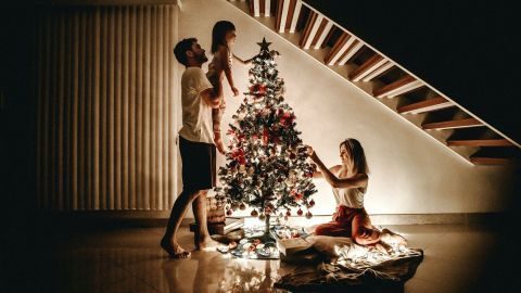 Jedes Jahr gibt es einige Routinen und Traditionen in meiner Familie, die ich um keinen Preis hergeben würde – das gemeinsame Schmücken des Weihnachtsbaums ist eine davon.