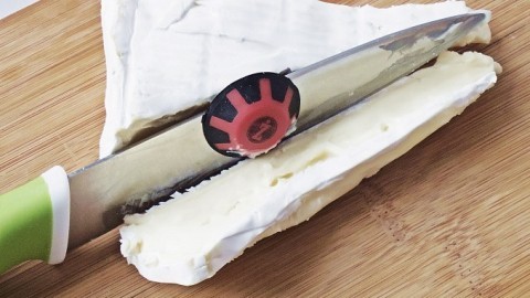 Einfach Käse schneiden: Magnetabstreifer für Küchenmesser