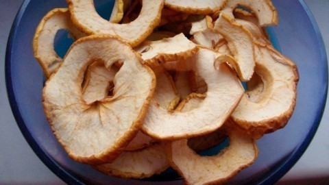 Kerngehäuse aus Apfelscheiben entfernen