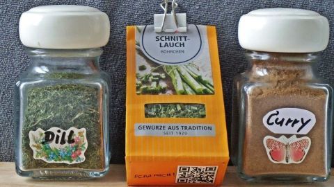 Drei Gewürzbehälter stehen nebeneinander: Dill, Schnittlauch und Curry, bereit zum Einsatz in der Küche.