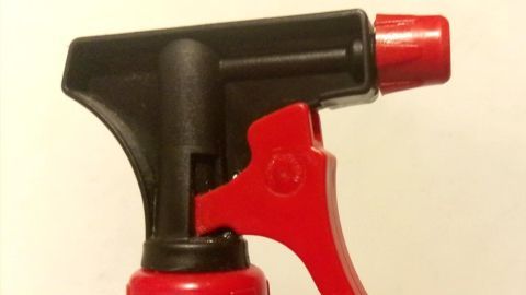 Ein Zerstäuber-Aufsatz sprüht Flüssigkeit aus einer Flasche, um Spülmittel effizienter zu verwenden.