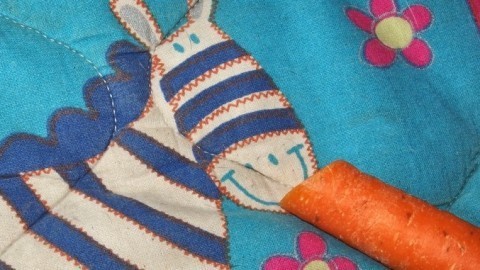 Mit Babyöl gegen Karottenflecken