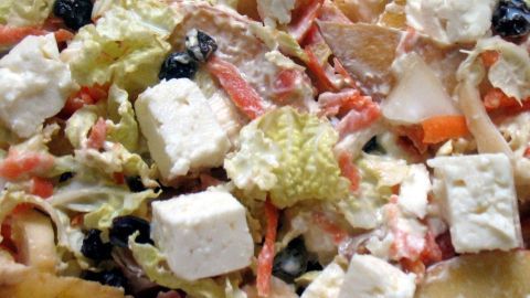 Frischer Chinakohl-Karotten-Salat mit Feta, Äpfeln und Trockenfrüchten in einer cremigen Sauce.