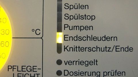 Die Waschmaschine zeigt das Programm Laugenpumpe an, während sie sich im Endschleudern befindet, um die Wäsche zu trocknen.