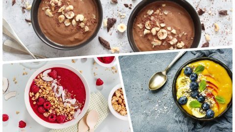 Schokoladige und fruchtige Smoothie Bowls, kunstvoll angerichtet mit frischen Früchten und Toppings auf hellem Hintergrund.
