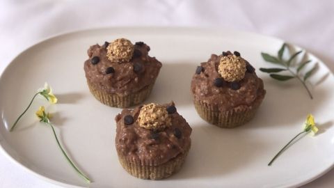 Leckere Giotto Cupcakes mit einem nussigen Teig und einer Mascarpone-Puderzucker-Creme. Sie sind schnell gemacht und versüßen jeden Nachmittagskaffee.