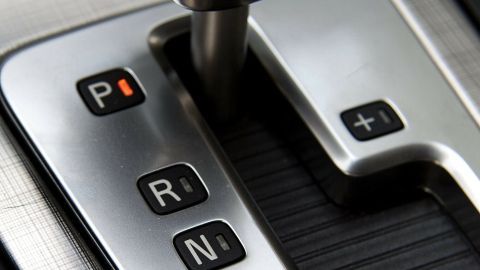 Der Schalthebel für das Automatikgetriebe ist leicht gedrückt und zeigt den aktuellen Modus P (Parken) in einem modernen Fahrzeug.