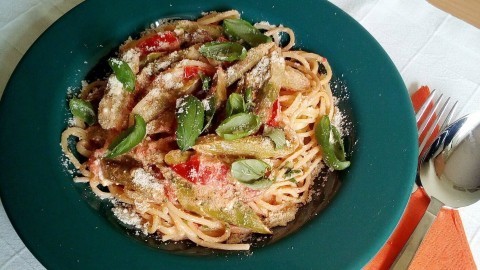 Spaghetti mit Spargel und Tomaten