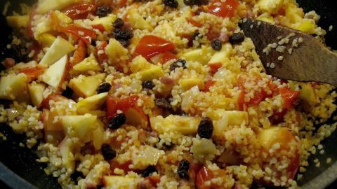 Bulgur-Tomaten-Pfanne mit Schinken