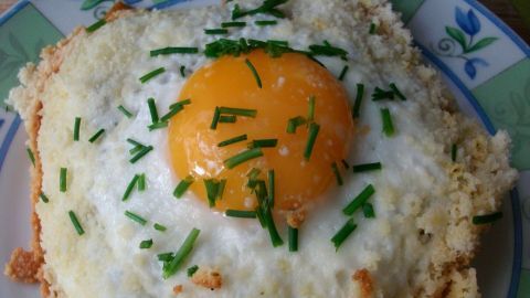 Schneller Schinkentoast mit Parmesan-Ei