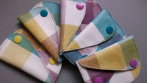 Bunte, kleine Geldtaschen liegen auf einer grauen Unterlage, perfekt zum Selbstnähen und Aufbewahren von Münzen.