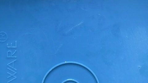Bisher hat das Entfernen der Beschriftung von wasserfestem Stift auf Plastikdosen immer wunderbar funktioniert.