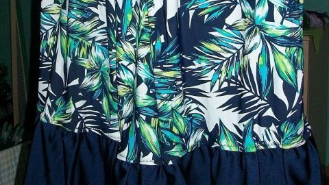 Ein buntes Tankini-Oberteil hängt an einem Kleiderbügel, bereit, in ein Badekleid umgenäht zu werden.