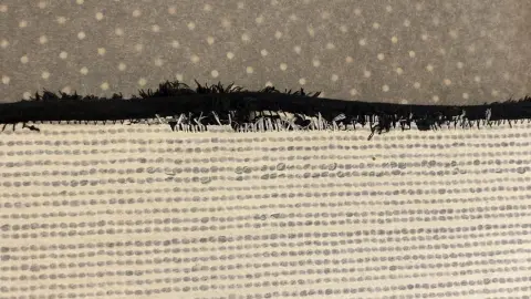 Es gibt ein Reparaturverfahren, das die Lebensdauer der Matte erheblich verlängert. Dafür brauchst du Backpapier, Frischhaltefolie (oder eine Plastiktüte) sowie ein Bügeleisen.