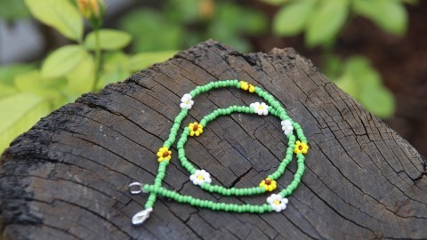 Beaded necklace - Blümchenkette mit bunten Perlen