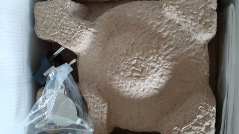 Ein Karton enthält einen Artikel, der sorgfältig in umweltfreundlichem Material verpackt ist, bereit für die Rückgabe.